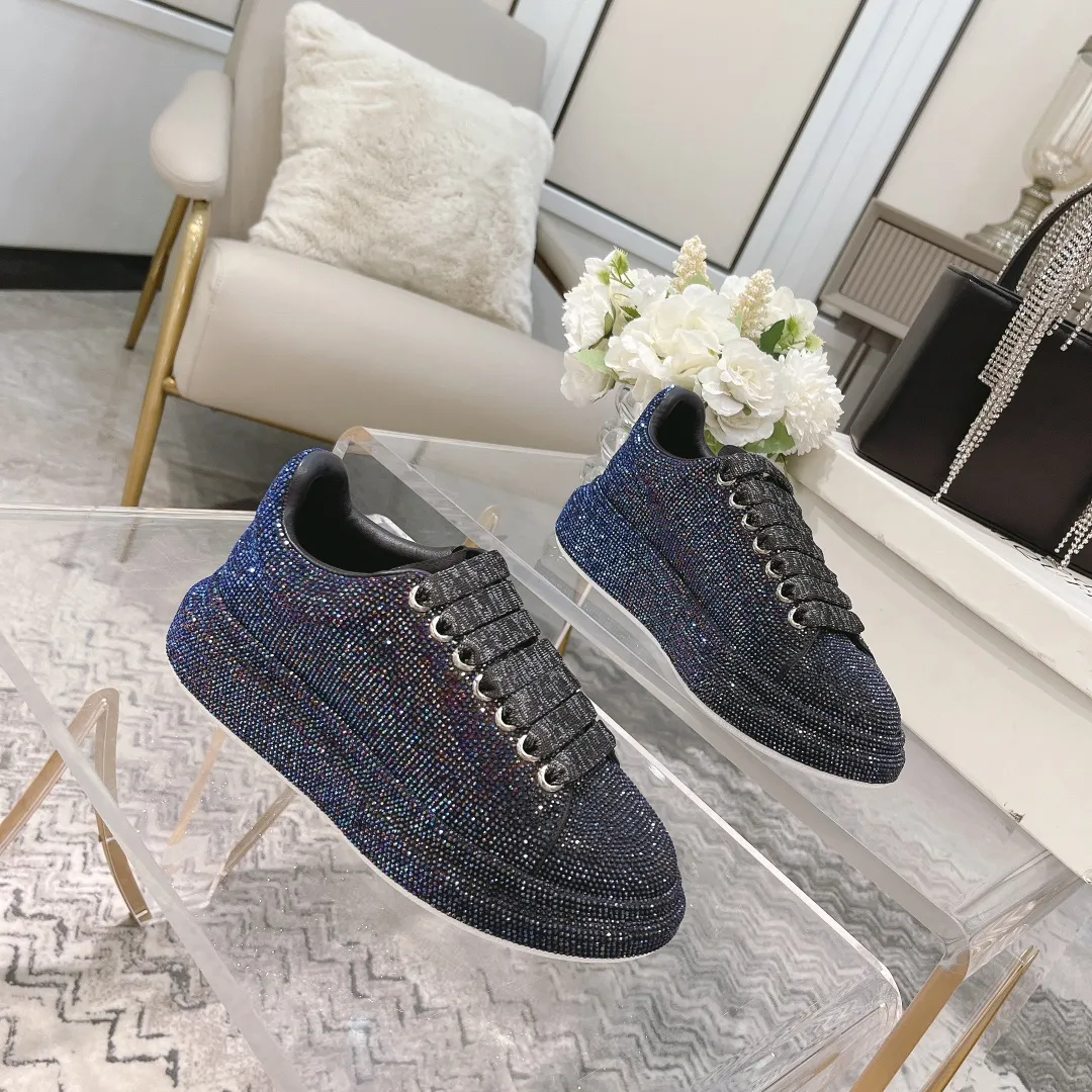 👟👟Ex-factory price 560👟👟 Men's size +10 2025SS McQueen crystal inlaid large and small diamond casual shoes counter original 1:1 production Fabric: imported silk velvet + imported Czech diamonds Lining: sheepskin lining Code number: 35-41 Male 39/44